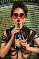 Imagen de Mujer Bebiendo Champagne | Andrew Martin Always Dom Per | Oroa.es