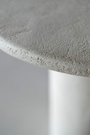 Mesa de Comedor Redonda de Microcement Blanco | Ethnicraft Elements | Oroa.es